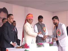 
      
      Bhajanlal Sharma honours employees for outstanding work on R-Day
      
      