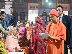 
      
      CM Yogi Adityanath listens to the problems of 200 people
      
      