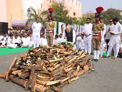 
      
      Amit Shah offers last respects to Ajit Pawar in Baramati
      
      