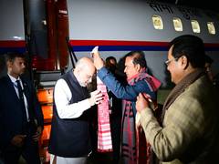 
      
      Assam CM Sarma welcomes Amit Shah at Dibrugarh airport
      
      