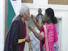 
      
      President Murmu offers dahi-cheeni to FM Sitharaman ahead of Budg
      
      