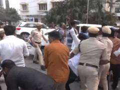 
      
      Police detain BRS workers protesting SIT questioning of KCR
      
      
