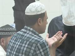 
      
      Shab-e-Barat 2026: Devotees gather at Jammathul Saliheen Mosque i
      
      
