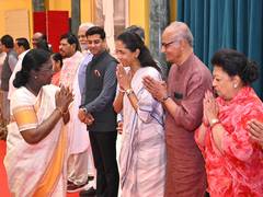 
      
      President Murmu hosts breakfast for MPs from multiple states
      
      