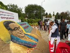 
      
      Defence Minister Rajnath Singh pays tribute to Debendra Pradhan
      
      