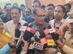 
      
      Maharashtra: Shivraj Singh Chouhan interacts with banana farmers
      
      
