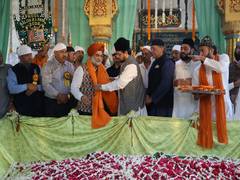 
      
      Delhi LG offers 'Chadar' at Khwaja Bakhtiyar Kaki dargah
      
      