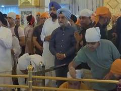 
      
      Delhi LG Taranjit Singh Sandhu performs Seva at Gurudwara Bangla
      
      