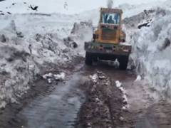 
      
      J-K: Twin avalanches hit Bandipora-Gurez road
      
      
