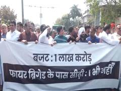 
      
      Atishi, AAP MLAs hold protest outside Delhi Assembly
      
      
