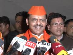 
      
      Fadnavis attends world record-breaking aarti
      
      