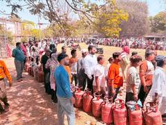 
      
      People stand in long queue for cylinder near gas agency in Bhopal
      
      