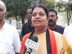 
      
      DMK’s P Geetha Jeevan interacts with voters at Thoothukudi
      
      