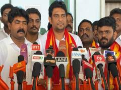 
      
      TVK's Kovilpatti candidate Balasubramaniam flags drinking water
      
      
