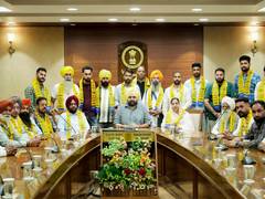 
      
      Major setback to Congress as dozens of party leaders join AAP
      
      