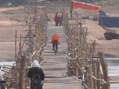 
      
      Villagers struggle without permanent bridge on Damodar river
      
      