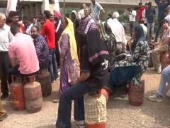 
      
      J-K: Long queues outside LPG outlets in Naushera amid shortage
      
      
