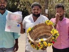 
      
      Tamil Nadu polls: Independent candidate files nomination with 'basket of coins' in Tirupattur
      
      