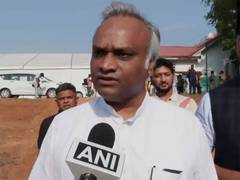 
      
      'Vijayan bowing down to Modi to avoid ED raids': Priyank Kharge
      
      