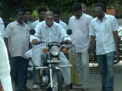 
      
      Puducherry CM Rangaswamy casts vote; makes stylish exit on bike
      
      