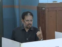 
      
      Puducherry Lt Governor K Kailashnathan casts vote
      
      