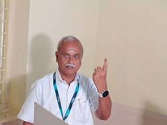 
      
      Puducherry Polls: Congress' Vaithilingam casts vote
      
      