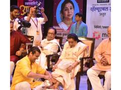 
      
      Sonu Nigam gets emotional as he remembers Asha Bhosle
      
      
