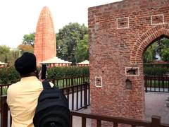 
      
      Leaders pay tribute to Jallianwala Bagh victims on 106th annivers
      
      