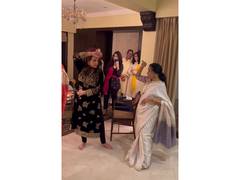 
      
      Mumtaz pays emotional tribute to Asha Bhosle
      
      