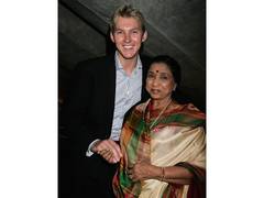 
    Brett Lee pays heartfelt tribute to Asha Bhosle
    