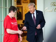 
      
      Trump tips DoorDash delivery agent USD 100, post 'no tax on tips 
      
      