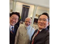 
      
      Samsung Chairman showcases ‘Made in India’ Flip7 with PM Modi
      
      