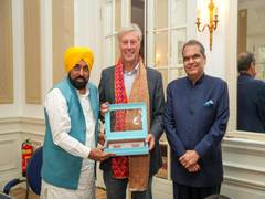 
      
      Bhagwant Mann meets Dutch legend Floris Jan Bovelander
      
      