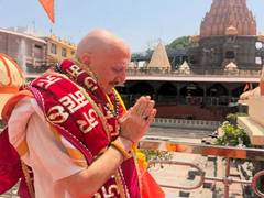 
    Anupam Kher visits Mahakaleshwar Temple
    