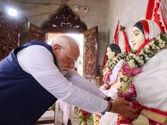 
      
      PM Modi offers prayers at Matua Temple in Thakurnagar
      
      