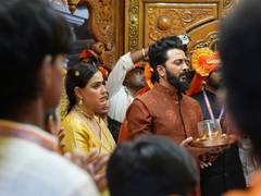 
      
      Riteish, Genelia seek blessings at  temple in Bhiwandi
      
      