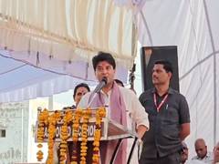 
      
      Jyotiraditya Scindia suggests carrying onion to beat heat
      
      