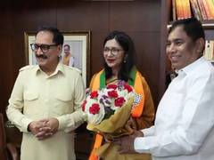 
      
      Former AAP leader Swati Maliwal formally joins BJP
      
      