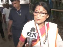 
      
      Roopa Ganguly arrives at polling station in Kolkata
      
      