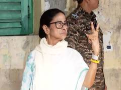
      
      Mamata Banerjee casts her vote in Kolkata
      
      
