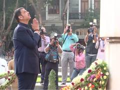 
      
      CM Fadnavis pays tribute to heroes of Maharashtra Samyukta Moveme
      
      