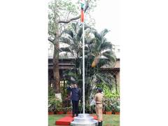 
      
      CM Fadnavis hoists national flag on Maharashtra Foundation Day
      
      