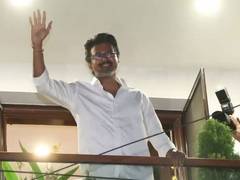
      
      Chiranjeevi hails Vijay's win in his debut elections 
      
      