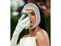 
      
      Met Gala : Katy Perry goes ultra-mysterious in masked look
      
      