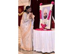 
      
      President Murmu pays floral tribute to Giani Zail Singh
      
      