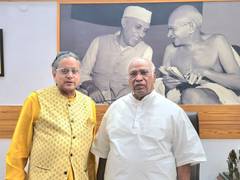 
      
      Tharoor meets Kharge, discusses Keralam political developments
      
      