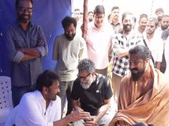 
      
      'Pushpa' director Sukumar, Chiranjeevi visit 'Peddi' sets
      
      