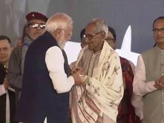 
      
      PM Modi felicitates BJP veteran worker Makhanlal Sarkar in Kolkat
      
      