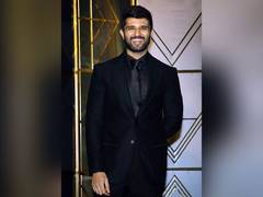 
    Vijay Deverakonda greets fans gathered outside residence
    