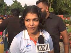 
      
      Sakshi Malik backs Vinesh Phogat, urges WFI to allow trials
      
      